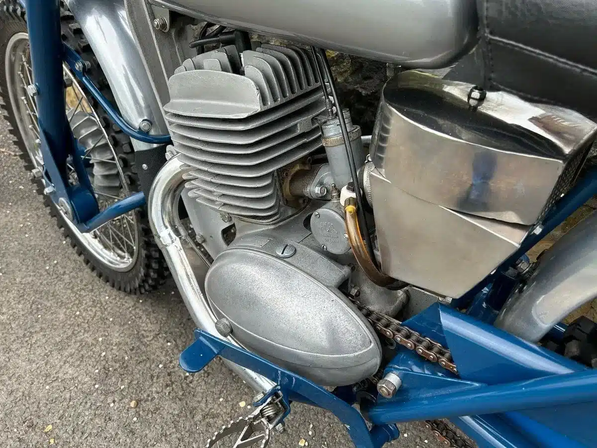 Detailansicht des 250cc Zweitakt-Einzylinder-Motors einer Greeves Hawkstone MCS 1960 mit offenem Megaphon-Auspuff und Aluminium-Bremstrommel