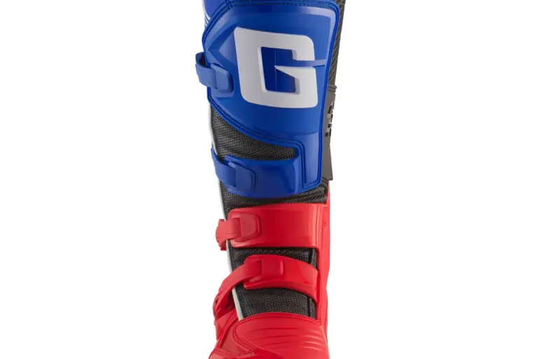 GXJ Motocross-Kinderstiefel Frontansicht, rot-blau, mit mehrfachen Schnallen für sicheren Halt.