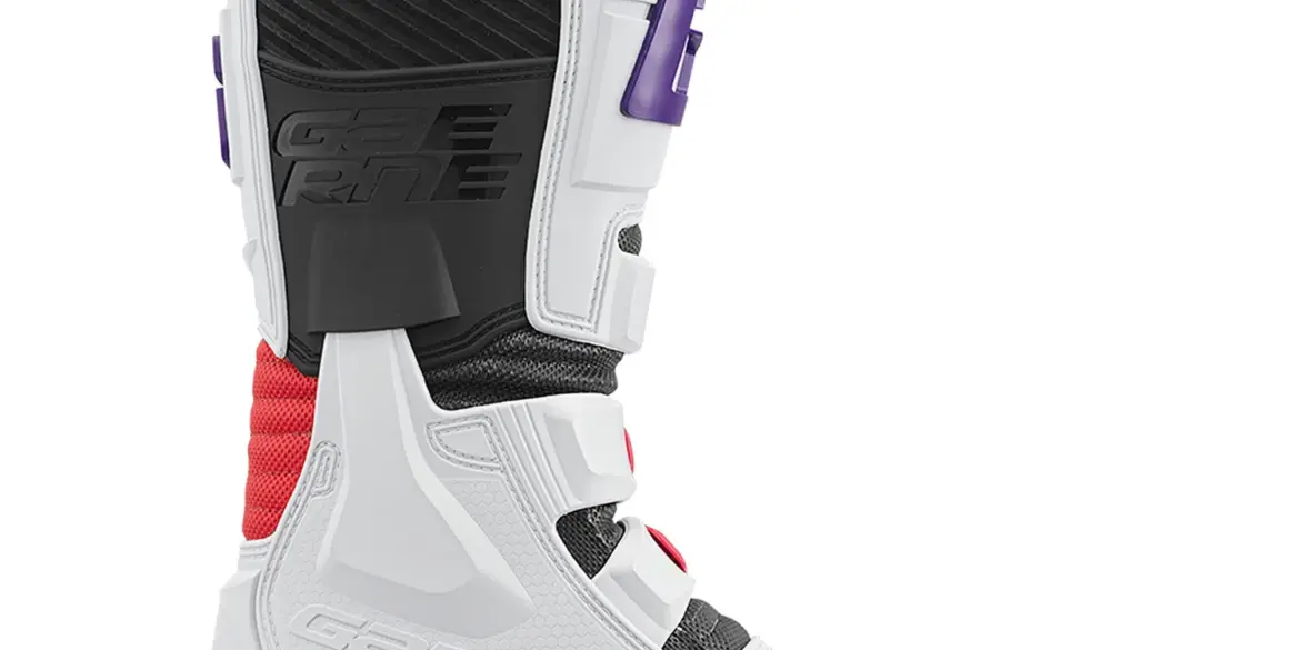 Gaerne GXJ WHITE/RED/PURPLE Motocross-Stiefel in Seitenansicht vor weißem Hintergrund