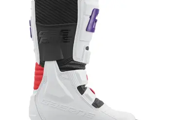 Gaerne GXJ WHITE/RED/PURPLE Motocross-Stiefel in Seitenansicht vor weißem Hintergrund