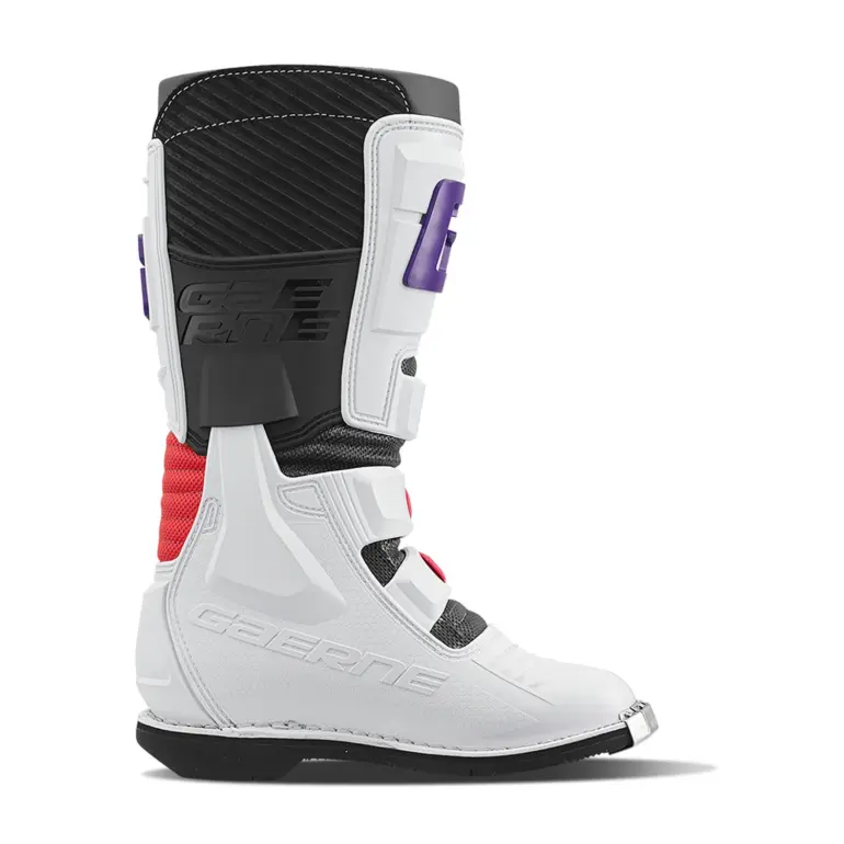 Gaerne GXJ WHITE/RED/PURPLE Motocross-Stiefel in Seitenansicht vor weißem Hintergrund