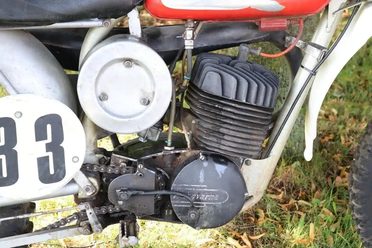 Seitliche Nahaufnahme des Motors einer Husqvarna 250 Cross 1967 mit Twin-Shock-Fahrwerk und Startnummernschild