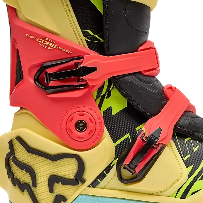 Nahaufnahme der Fox Instinct Elevated Motocross-Stiefel in Lemonade-Farbvariante mit roten Schnallen und auffälligem Design.