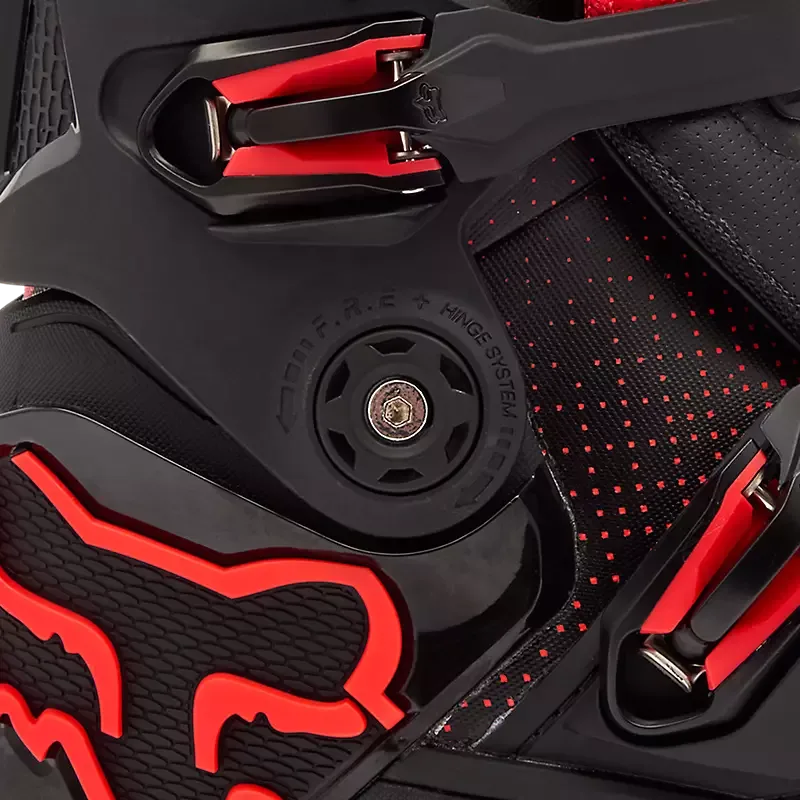Detailfoto des Scharniersystems und Verschlusssystems am Fox Instinct Motocross-Stiefel mit Fox-Logo.