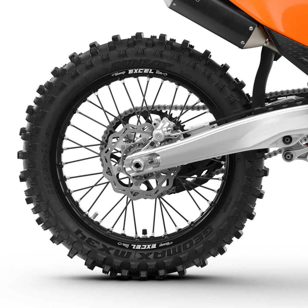 Hinterrad einer KTM 125 SX 2026 mit grobstolligem Dunlop Geomax MX34-Reifen und Wave-Bremsscheibe.