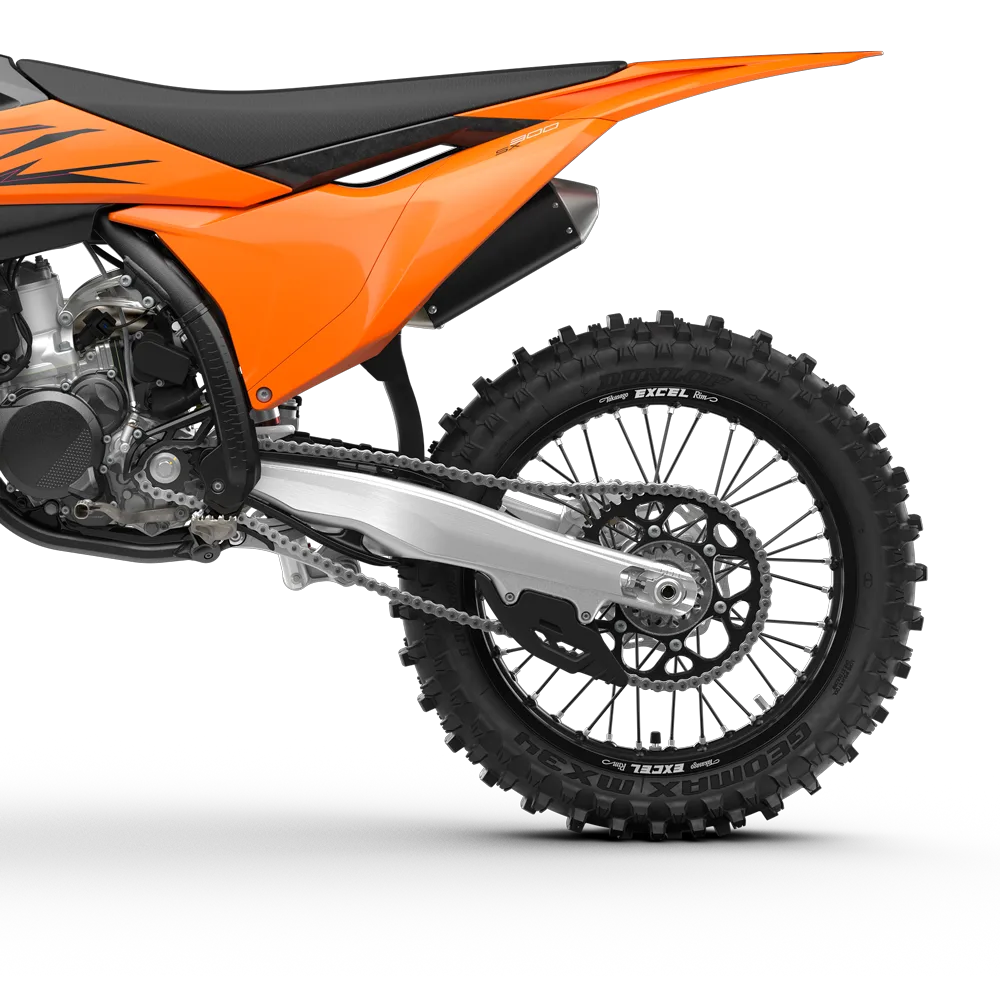 Heckpartie und Hinterrad der KTM 125 SX 2026 mit Aluminium-Schwinge und Profilreifen.