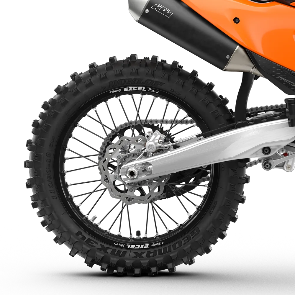 Nahaufnahme vom Hinterrad und Auspuff der KTM 250 SX-F 2026 mit Dunlop Geomax MX34 Reifen