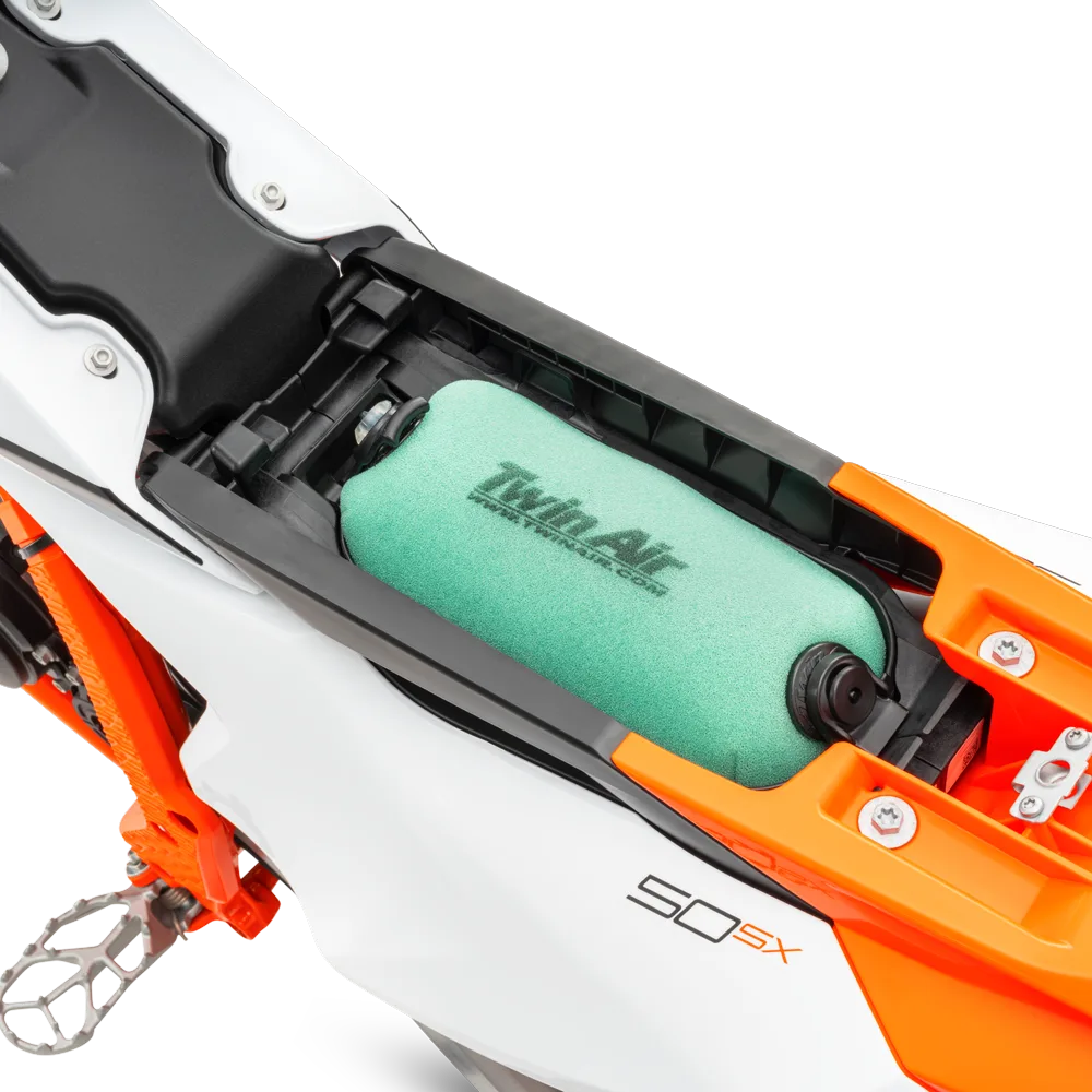 Luftfilter der KTM 50 SX 2026 unter der Sitzbank mit sichtbarem Twin-Air-Filterelement.