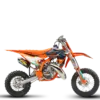 Seitenansicht der KTM 50 SX FACTORY EDITION 2026, ein orangenes Kinder-Motocross-Motorrad mit FMF-Auspuff und Factory Racing-Design.