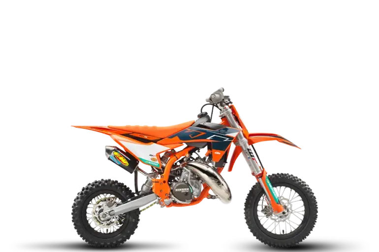 Seitenansicht der KTM 50 SX FACTORY EDITION 2026, ein orangenes Kinder-Motocross-Motorrad mit FMF-Auspuff und Factory Racing-Design.