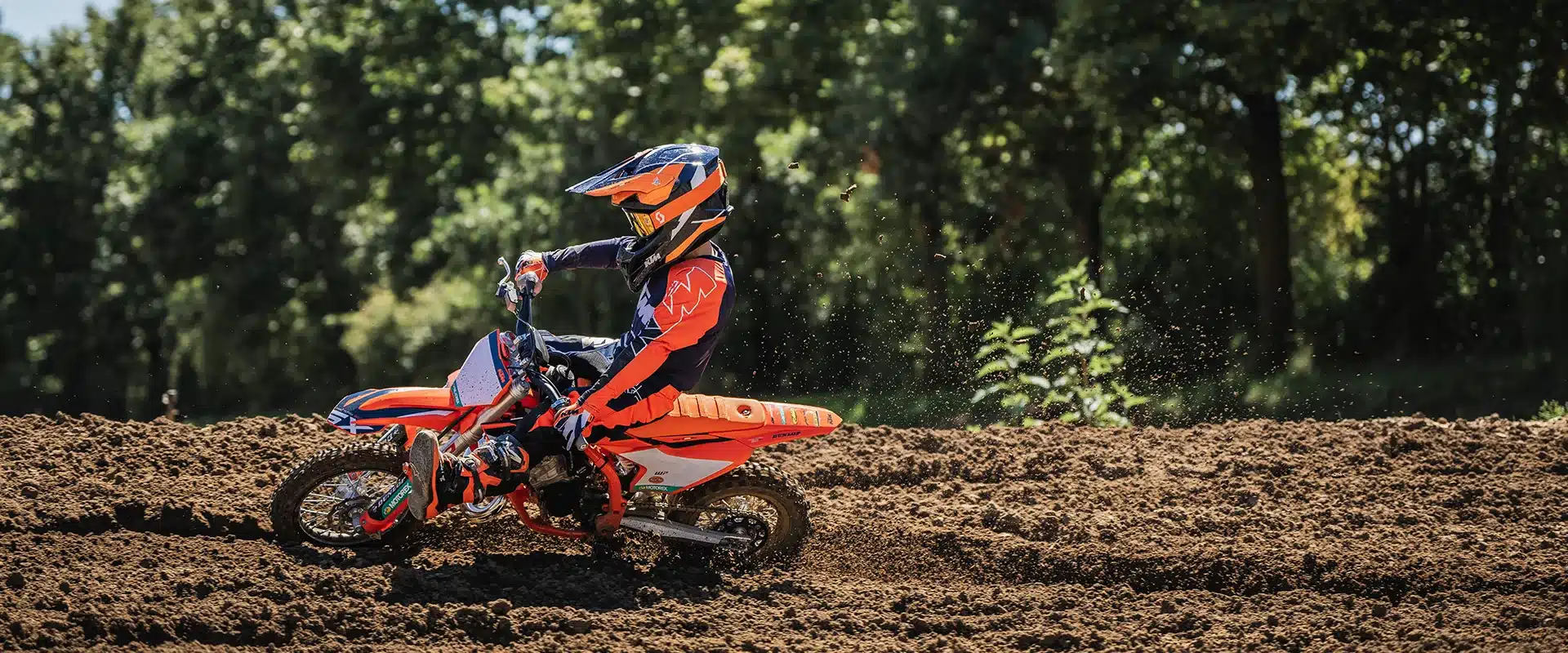 Kind fährt auf KTM 50 SX FACTORY EDITION 2026 Motocross-Motorrad auf einer Strecke, Actionaufnahme
