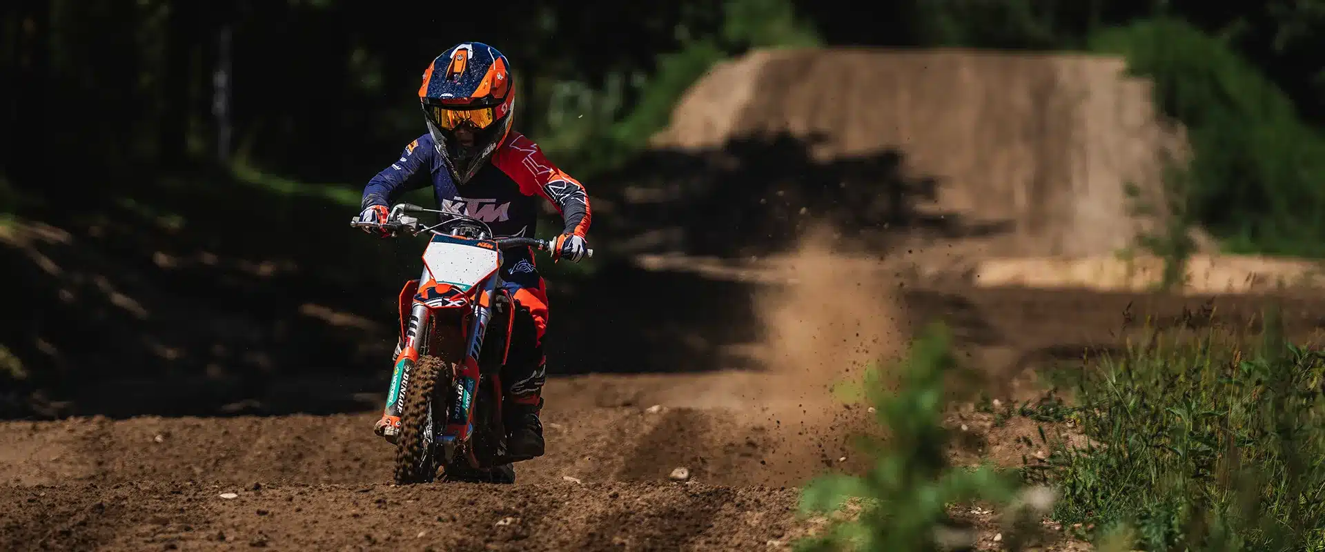 Kind fährt auf einer KTM 50 SX FACTORY EDITION 2026 über eine Motocross-Piste.