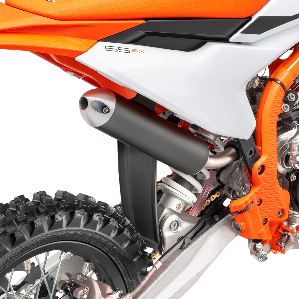 Ausschnitt des Hinterrades, Auspuffs und Federbeins einer KTM 65 SX 2026