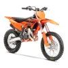 KTM 85 SX 17/14 Modelljahr 2026, Seitenansicht vor weißem Hintergrund, Motocross-Motorrad für Jugendliche.