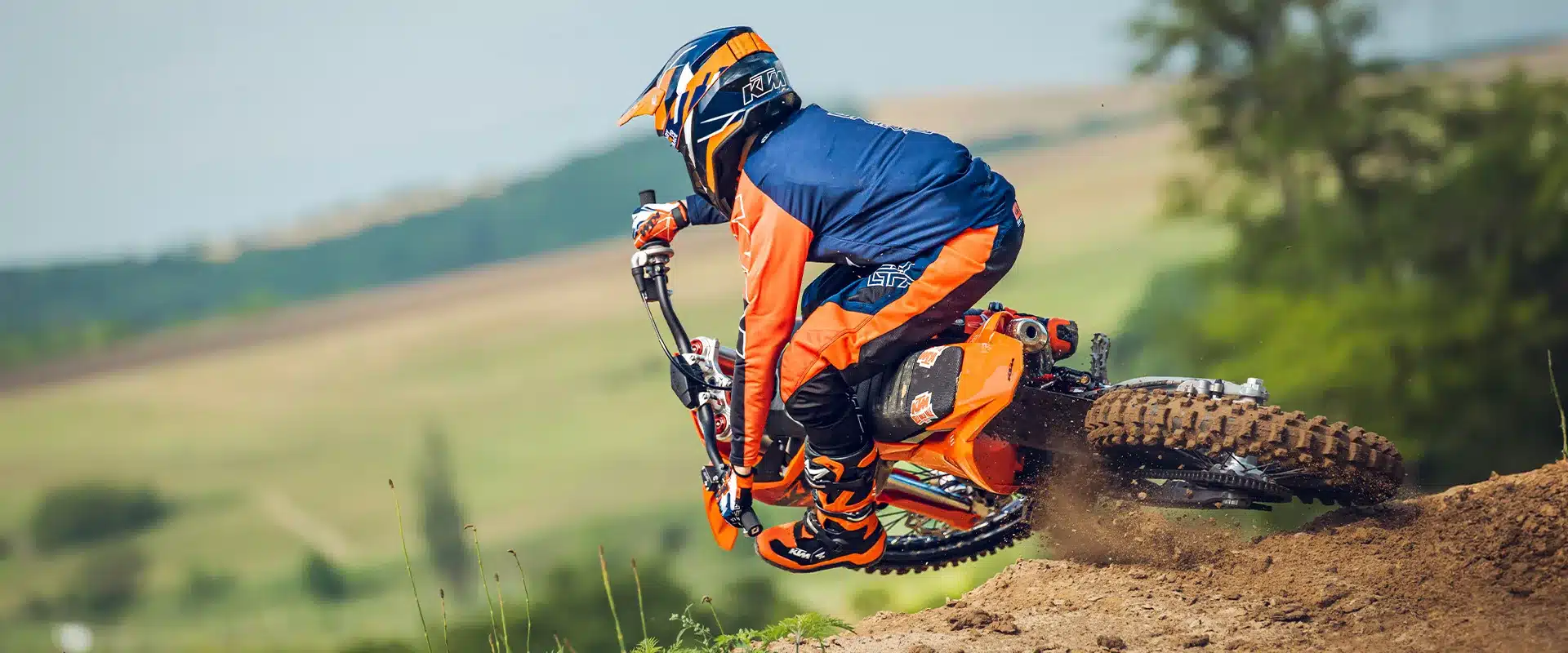Motocross-Fahrer auf KTM 85 SX 17/14 Modell 2026 im Einsatz auf einer Offroad-Strecke