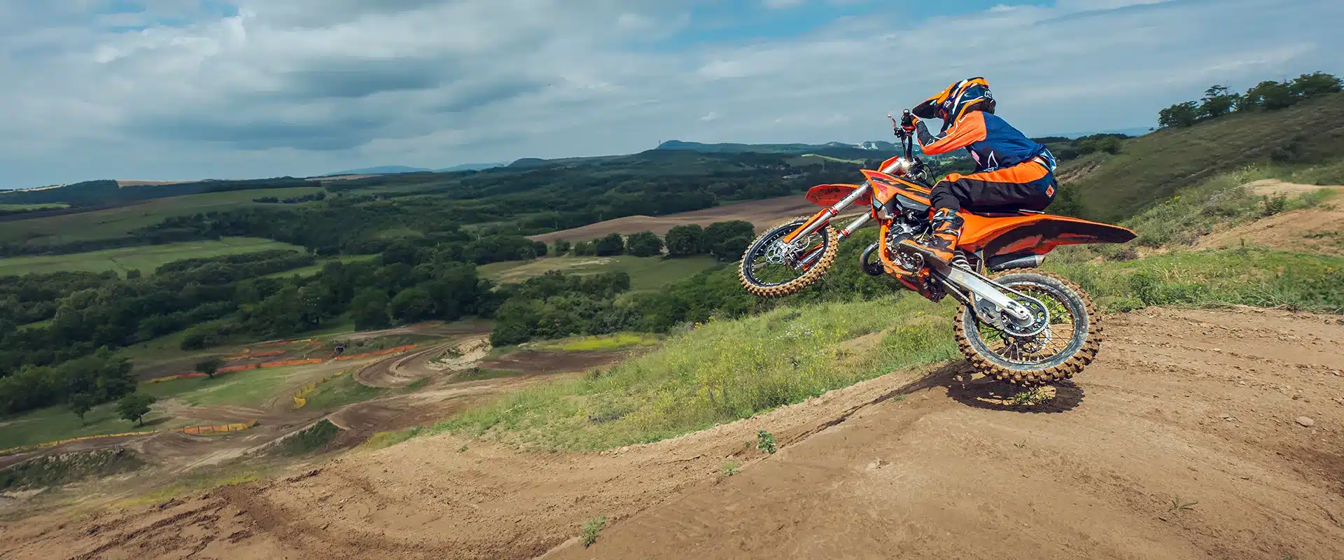 Motocross-Fahrer auf einer KTM 85 SX 19/16 beim Sprung über eine Geländekante