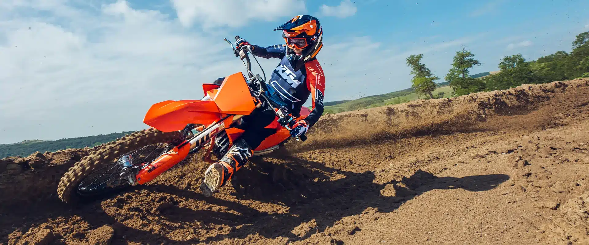 KTM 85 SX 19/16 Motocross-Motorrad, gefahren von einem Jugendlichen auf einer Schotterpiste