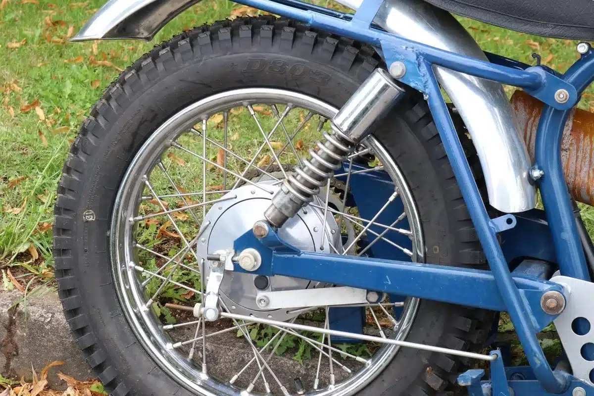 Detailansicht des Hinterrads mit Federung eines klassischen Motorrads