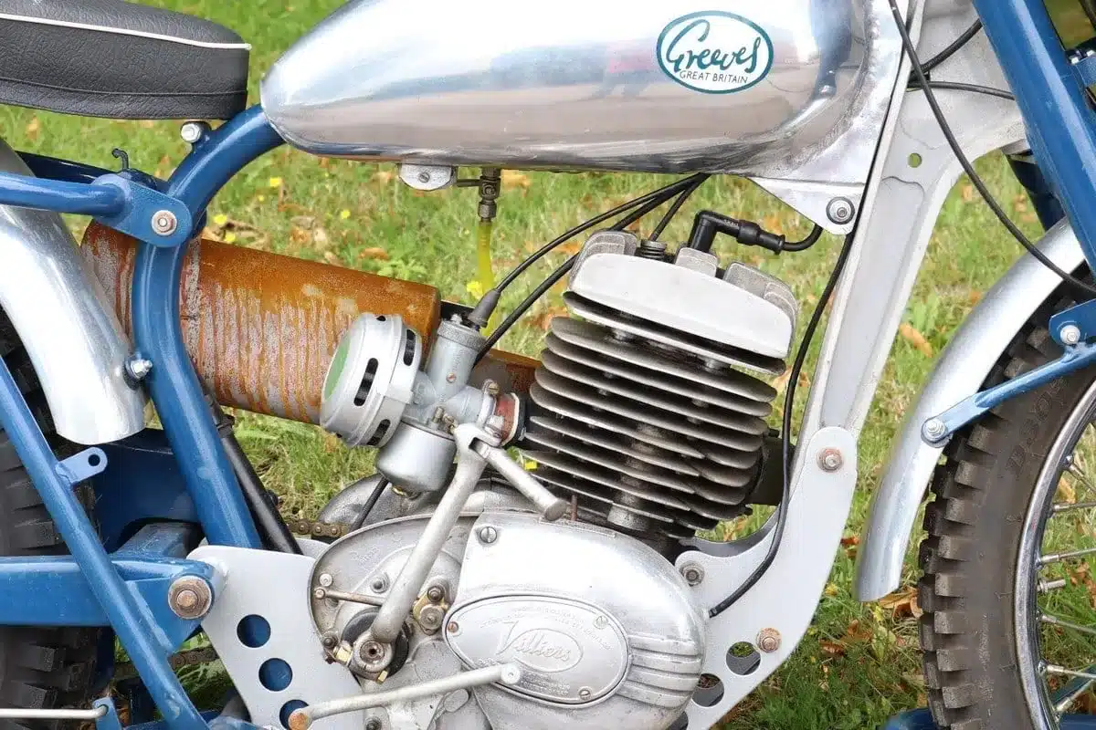 Nahaufnahme eines klassischen Greaves Motorrads mit Villiers-Motor und silbernem Tank.