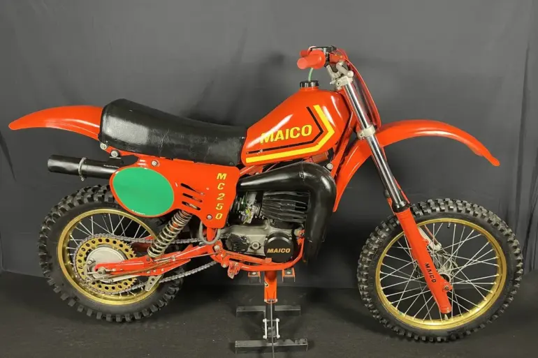 Maico MC 250 Motocross-Motorrad von 1980 in Rot, Seitenansicht, sehr guter Zustand