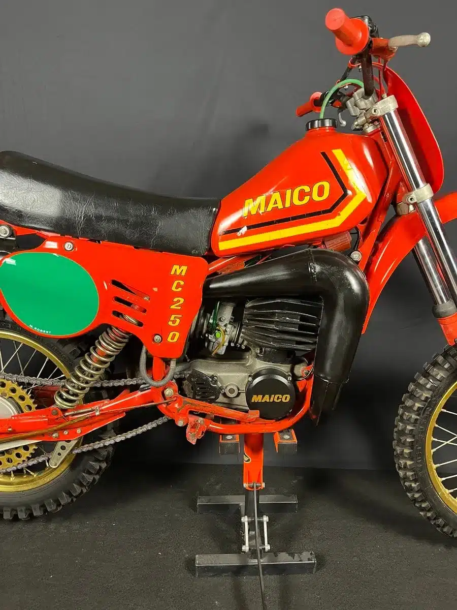 Seitenansicht einer roten Maico MC 250 von 1980 mit sichtbarem Rahmen, Tank und Motor, aufgenommen im Studio