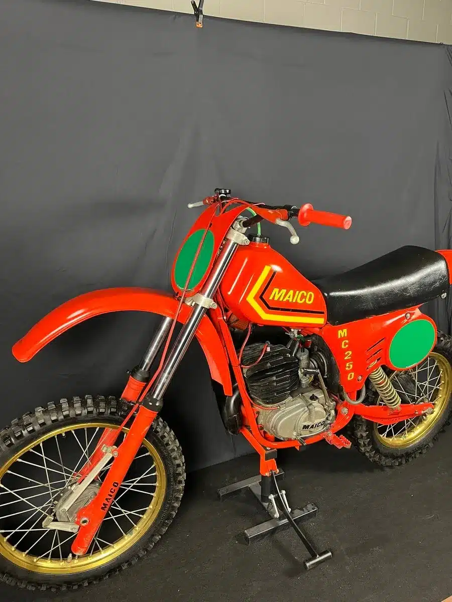 Rotes Maico MC 250 Motocross-Motorrad von 1980, Seitenansicht auf schwarzem Hintergrund