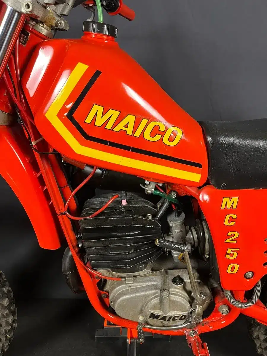 Detailfoto einer roten Maico MC 250 von 1980, zeigt den markanten Schriftzug sowie Motor und Rahmen.