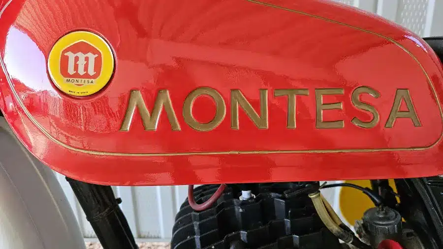 Roter Tank einer Montesa Enduro 250 von 1975 mit Markenlogo und goldener Schrift
