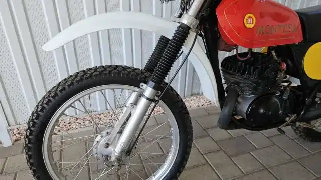 Vorderrad mit Telegabel und Motorgehäuse einer Montesa Enduro 250 von 1975
