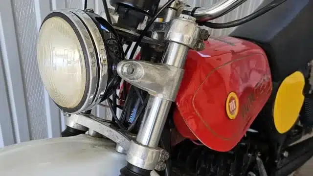 Frontansicht des Tanks und Scheinwerfers einer Montesa Enduro 250 von 1975.