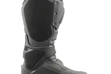 Seitliche Ansicht des SG22 GORE-TEX ENDURO BATTLESHIP Enduro-Stiefels in Grau von Gaerne.