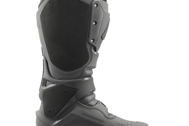 Seitliche Ansicht des SG22 GORE-TEX ENDURO BATTLESHIP Enduro-Stiefels in Grau von Gaerne.