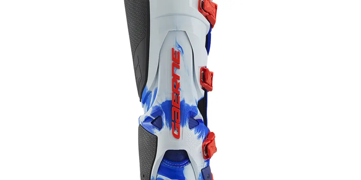 Rückansicht des SG22 HURRICANE Motocross-Stiefels von Gaerne in Weiß-Blau mit roten Schnallen.