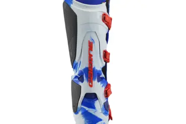 Rückansicht des SG22 HURRICANE Motocross-Stiefels von Gaerne in Weiß-Blau mit roten Schnallen.