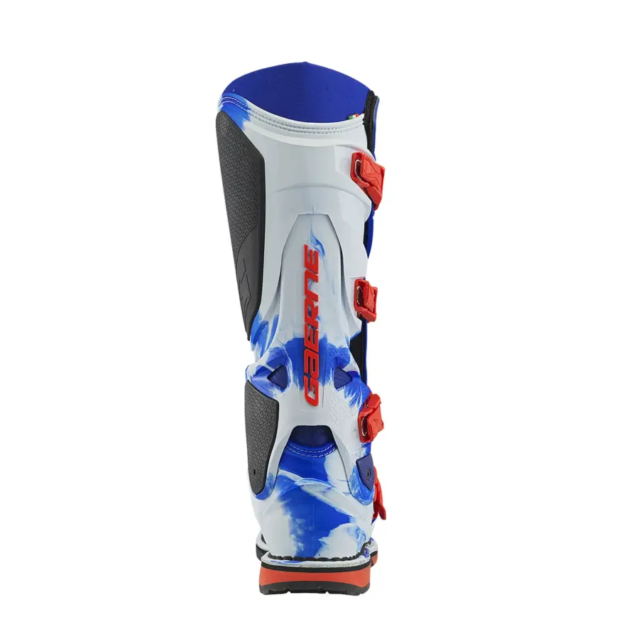 Rückansicht des SG22 HURRICANE Motocross-Stiefels von Gaerne in Weiß-Blau mit roten Schnallen.