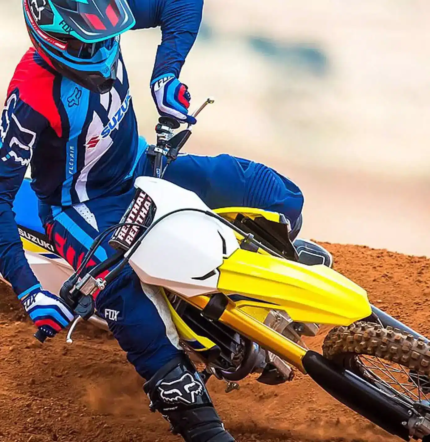 Motocross-Fahrer auf einer Suzuki RM-Z450 beim Fahren auf einer Offroad-Strecke