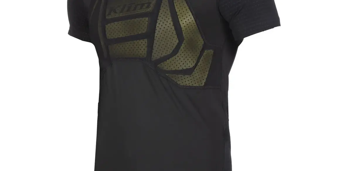 Gepolstertes KLIM Tactical SS Shirt für Motorradfahrer in Schwarz mit gut sichtbarer Schutzpolsterung auf Brust und Schultern