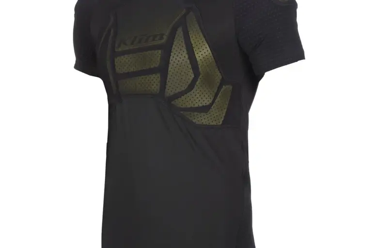 Gepolstertes KLIM Tactical SS Shirt für Motorradfahrer in Schwarz mit gut sichtbarer Schutzpolsterung auf Brust und Schultern