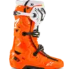 Alpinestars Tech 10 Enduro-Stiefel in Orange mit Schutz- und Verstärkungselementen seitlich von links abgebildet.