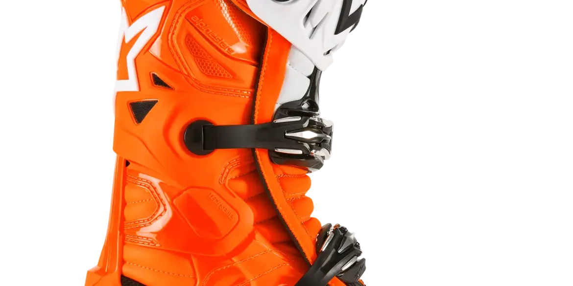 Alpinestars Tech 10 Enduro-Stiefel in Orange mit Schutz- und Verstärkungselementen seitlich von links abgebildet.