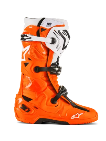 Alpinestars Tech 10 Enduro-Stiefel in Orange mit Schutz- und Verstärkungselementen seitlich von links abgebildet.
