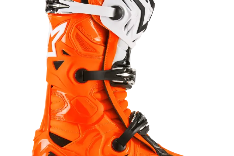 Alpinestars Tech 10 Enduro-Stiefel in Orange mit Schutz- und Verstärkungselementen seitlich von links abgebildet.