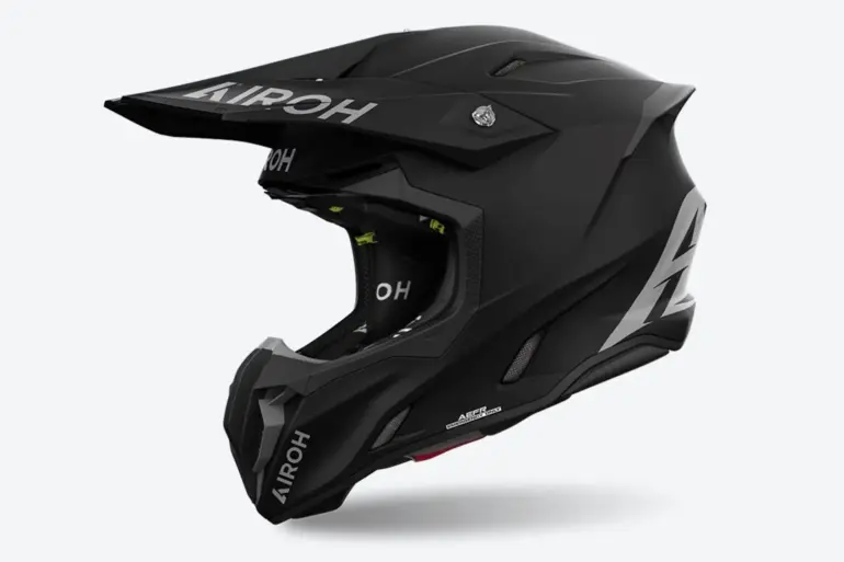 Airoh Twist 3 Color Motorradhelm in mattschwarz, Seitenansicht vor weißem Hintergrund