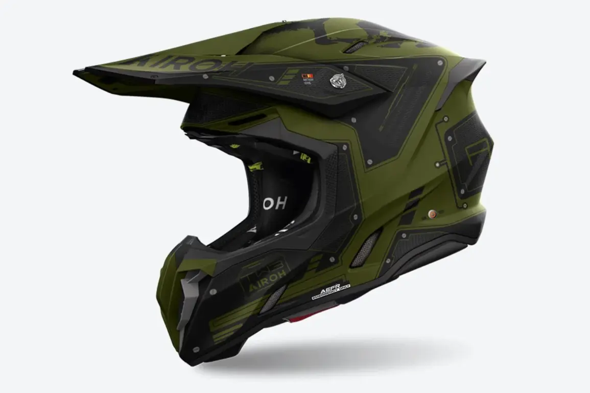 Airoh TWIST 3 MILITARY Motorradhelm in Olivgrün mit markanten Linien, offener Kinnpartie und verlängertem Helmschild.