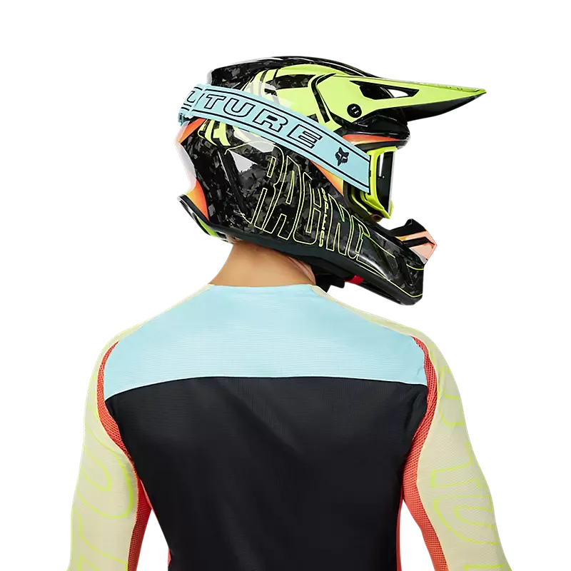 Motocross-Fahrer mit Helm und hellblauer Vue Elevated Limited Edition Schutzbrille von hinten