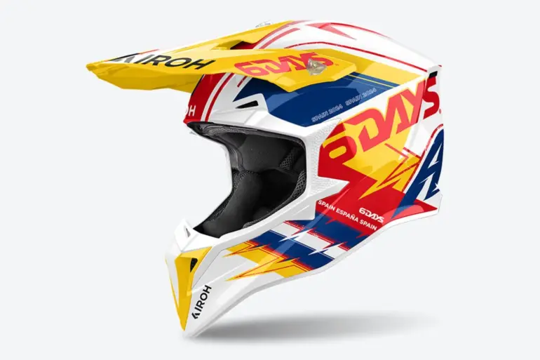 Airoh WRAAAP 6DAYS SPAIN 2024 Enduro-Helm in Weiß, Gelb, Rot und Blau mit prominenter 6DAYS Spanien-Aufschrift