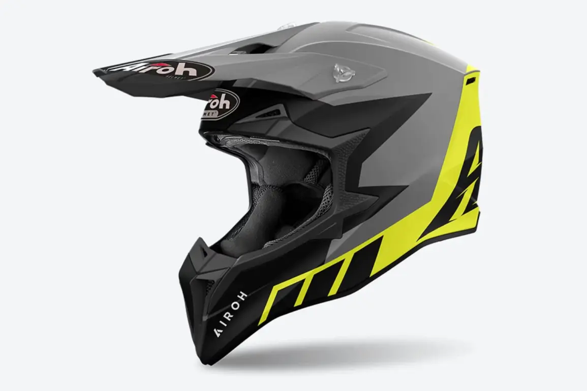 AIROH WRAAAP RELOADED Helm in Anthrazit matt und Gelb matt, Seitenansicht mit markanten Grafikelementen.