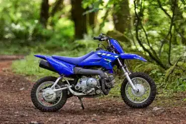Yamaha TT-R50 Kinder-Motocross-Bike in Blau, geparkt auf einem Waldweg