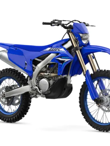 Yamaha WR250F Enduro-Motorrad in blauer Lackierung, Seitenansicht vor weißem Hintergrund