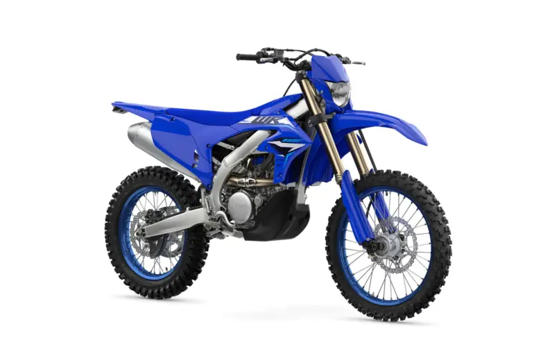 Yamaha WR250F Enduro-Motorrad in blauer Lackierung, Seitenansicht vor weißem Hintergrund